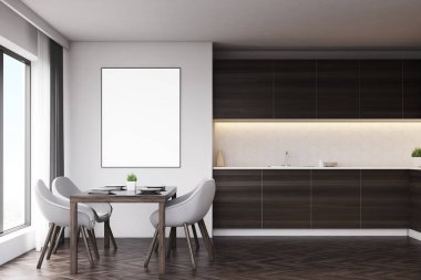 Koyu ahşap mutfak masa ve poster