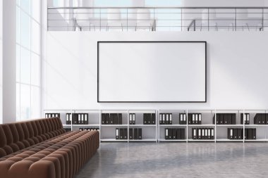 Kahverengi kanepe ve bir beyaz tahta, yan