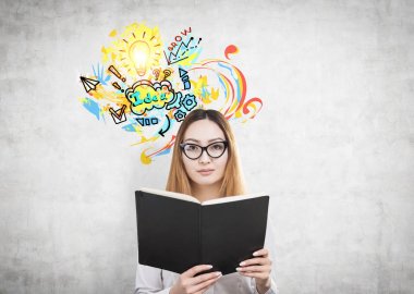 Kadın bir kitap ve parlak fikir, beton