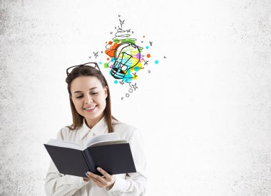 Bir kitap ve küçük ampul ile kız