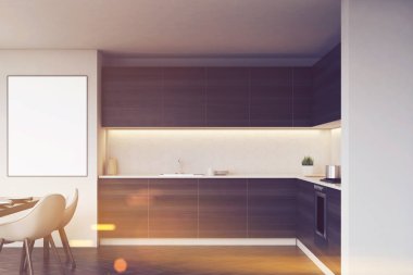 Karanlık mutfak tezgahları ve tonda bir tablo