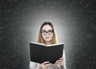 Yakınındaki bir kara tahta kitap kadınla