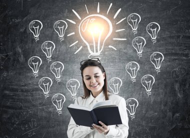 Kız bir kitap ve parlayan ışık Ampüller