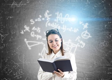 Kitap ve yazı tahtası üzerindeki formüllerin kadın ile