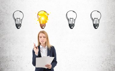 Kadın belgelerle ve dört Işık Ampüller