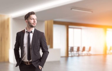 Ofis lobisinde sakallı işadamı
