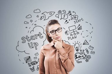 Kadın kahverengi ve gri üstünde başlamak