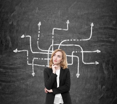 Kırmızı saçlı kadın ve karışık okları