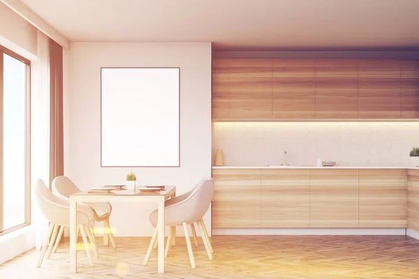 Interior de cozinha de madeira iluminado pelo sol — Fotografia de Stock
