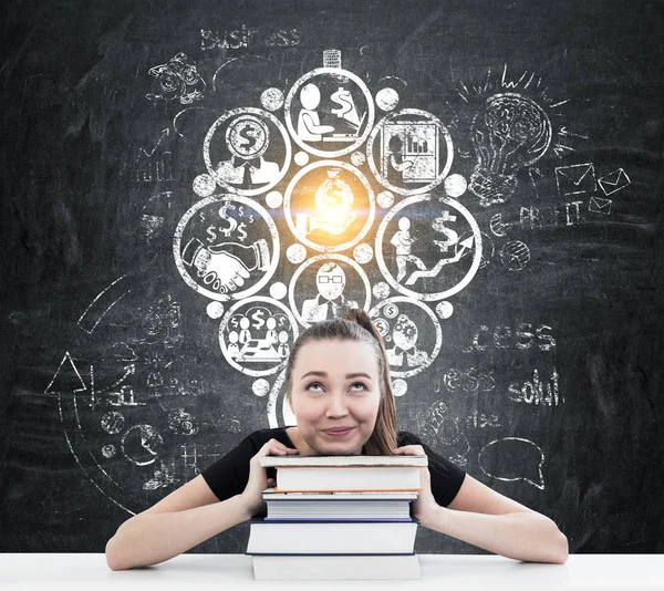 Chica con libros y dinero haciendo idea — Foto de Stock