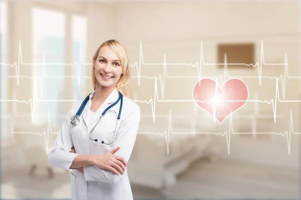 Mujer rubia doctora en una sala con cardiograma — Foto de Stock