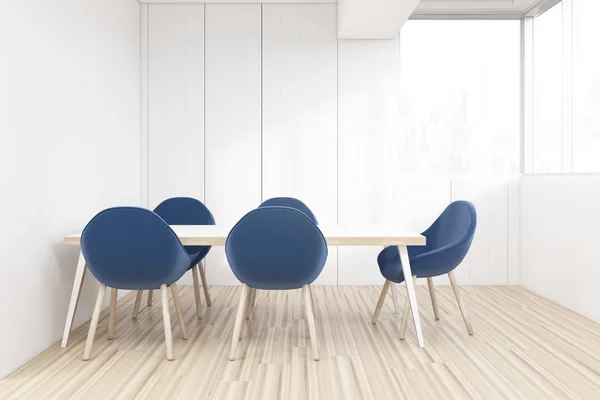 Esszimmer in der Offensive, blaue Stühle — Stockfoto