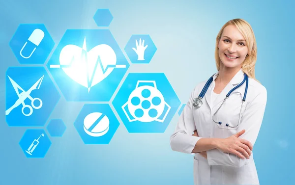 Mujer sonriente médico e iconos hexagonales — Foto de Stock