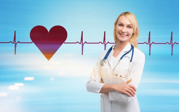 Blonďatá žena kardiolog proti modré — Stock fotografie