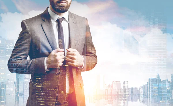 Крупним планом бородатий бізнесмен в місті — стокове фото