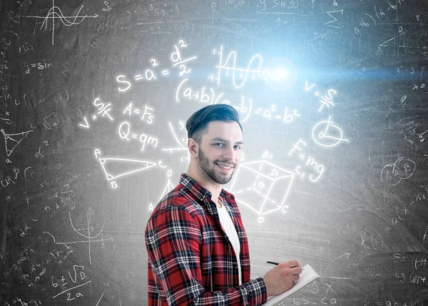 Hombre con cuaderno y fórmulas a bordo — Foto de Stock