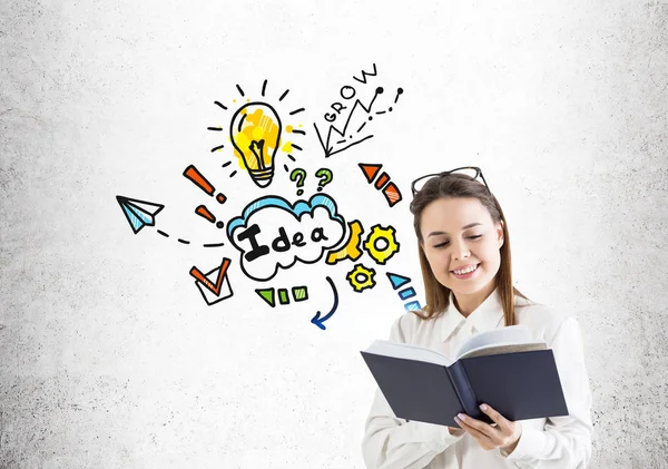 Mujer con un libro y una idea — Foto de Stock