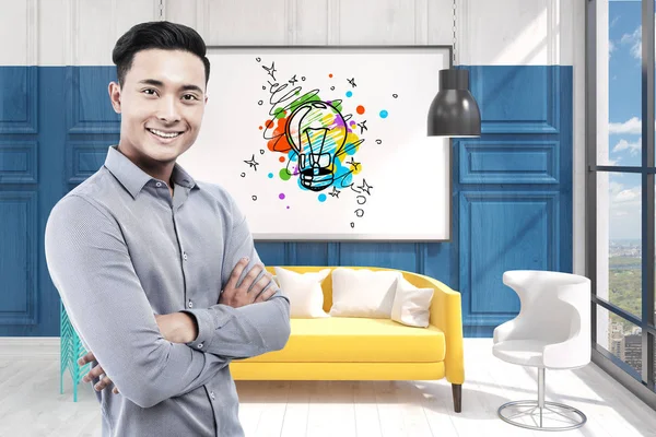 Asiático homem no escritório e lâmpada — Fotografia de Stock