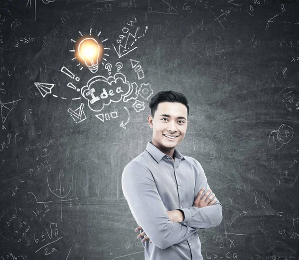 Aziatische man en idee schets op blackboard — Stockfoto