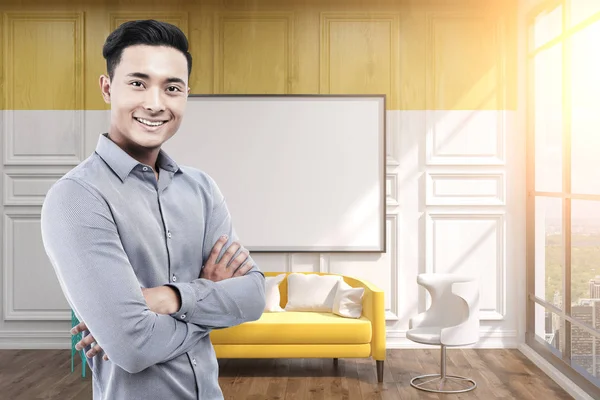 Asiático homem no escritório, quadro branco, amarelo — Fotografia de Stock