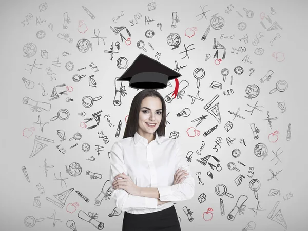 Mujer con brazos cruzados e iconos de la educación — Foto de Stock