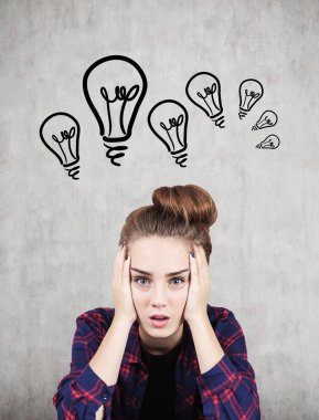 Genç kız ve birçok ampuller vurguladı