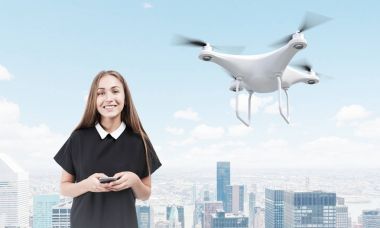 Kadın elbise ve bir dron