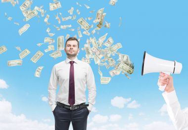 Adam, megafon ve dolar