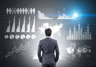 Grafikler yazı tahtası üzerinde görünen adam.