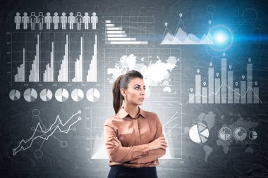 Kadın kahverengi ve grafikler üzerinde yazı tahtası