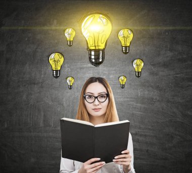 Asyalı kız ve birçok Işık Ampüller