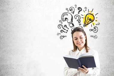 Kadın bir kitap, ampul ve sorular