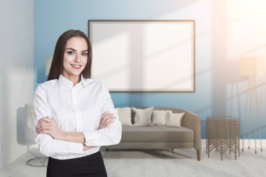 Bir beyaz tahta ile mavi odasındabir kızla