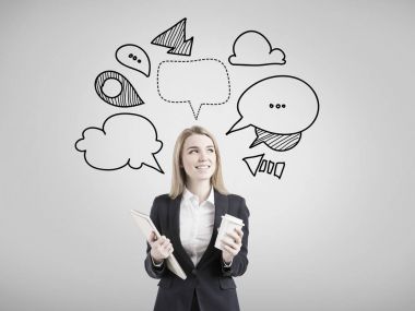 Kahve ve konuşma kabarcıklar kadınla