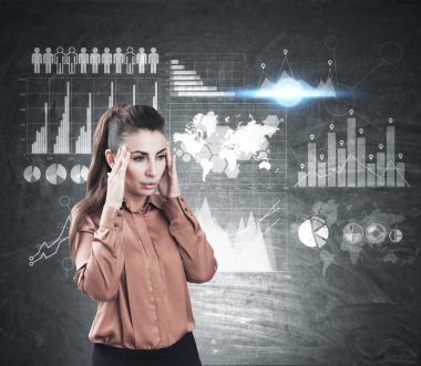 Kadın ve grafikler yazı tahtası üzerinde vurguladı