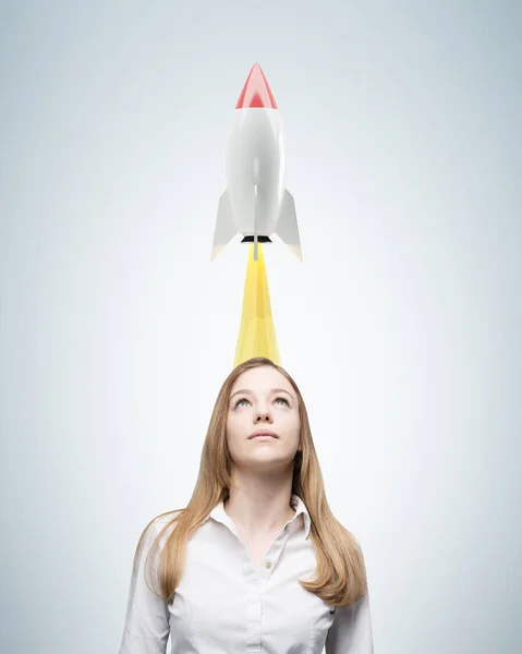 Blonde Frau und eine Rakete — Stockfoto