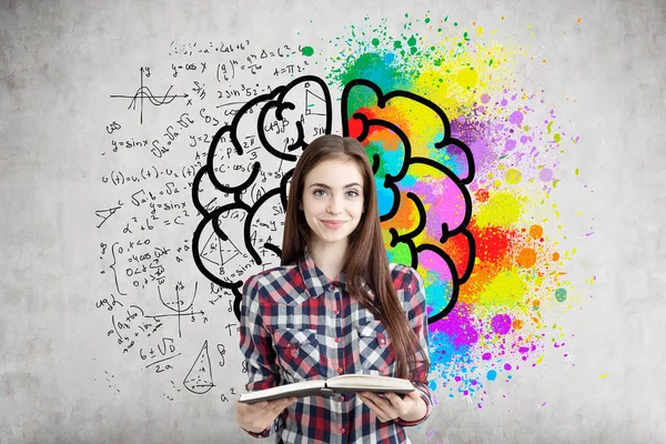 Fille avec un livre et un croquis coloré du cerveau — Photo