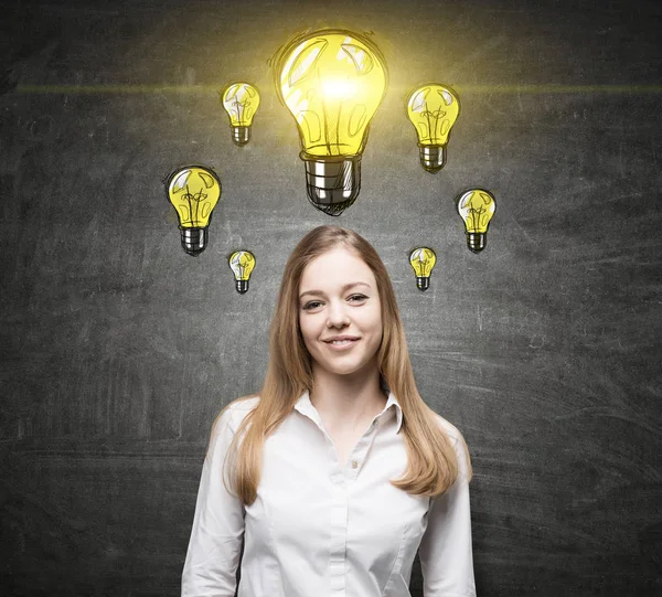 Sorridente ragazza bionda e molte lampadine — Foto Stock