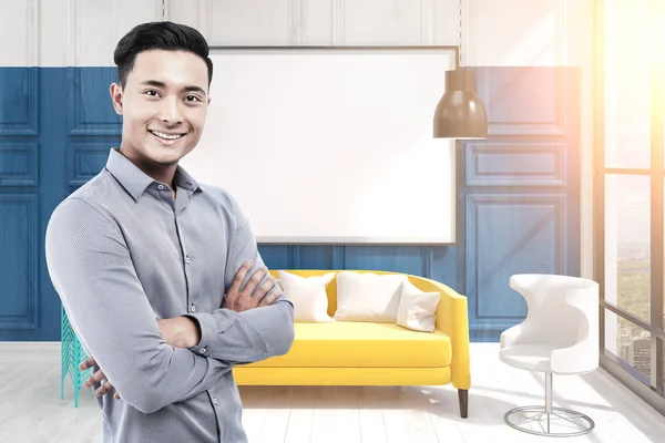 Asiático homem no escritório e branco quadro branco — Fotografia de Stock
