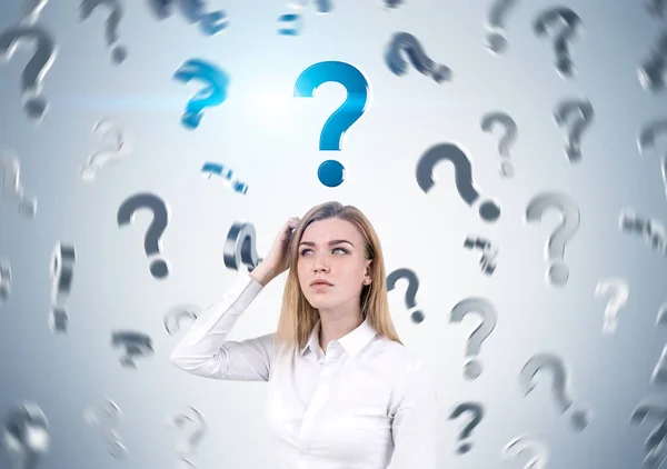 Mujer arañando cabeza y signos de interrogación — Foto de Stock