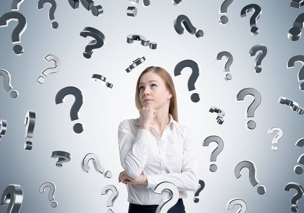 Проницательная девушка и вопросительные знаки,
