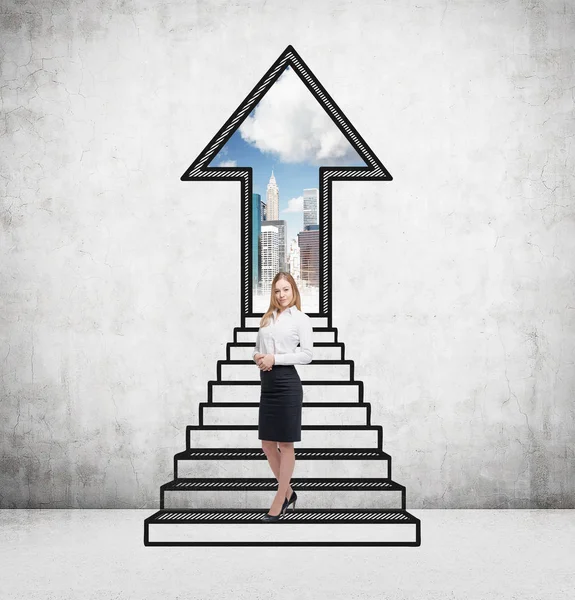 Woman and an arrow door — Stock Photo, Image