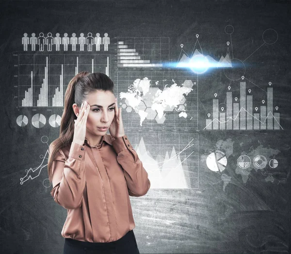 Kadın ve grafikler yazı tahtası üzerinde vurguladı