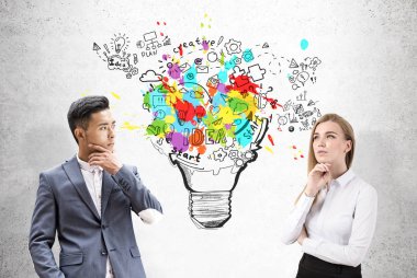 Asyalı erkek ve sarışın kadın, ampul