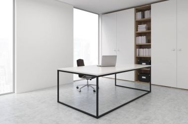 CEO office ile bir dizüstü bilgisayar, yan