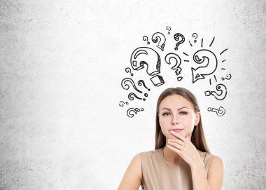 Kadın bej ve soru işaretleri, beton