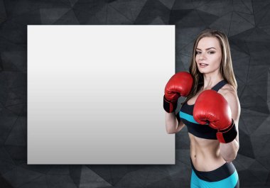 Kadın boksör ve poster
