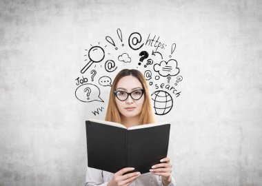 Kitap ve bir internet arama kadın ile