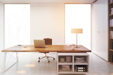 CEO office bir dizüstü bilgisayar ile yakın, tonda