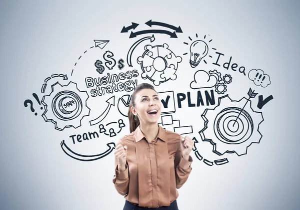 Mujer feliz y plan de negocios — Foto de Stock